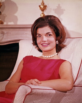 Будучи первой леди США Джеки Кеннеди являлась иконой стиля одинаково отдавая предпочтение американским и иностранным...
